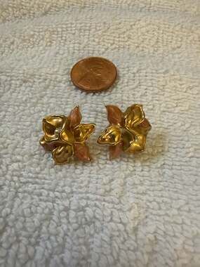 Vintage Avon Precious Orchid Gold Tone Pink Enamel Faux Pearl Post Earrings